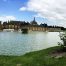 Vue sur le château de Chantilly et son lac avec Cornus kousa devant
